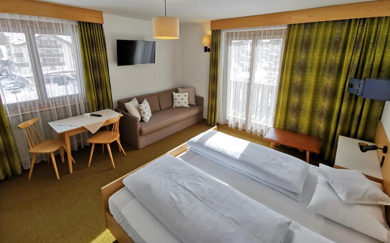 קורברה אין בדיה Hotel La Plaza מראה חיצוני תמונה