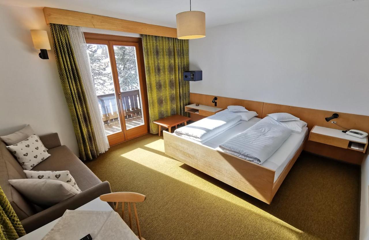 קורברה אין בדיה Hotel La Plaza מראה חיצוני תמונה