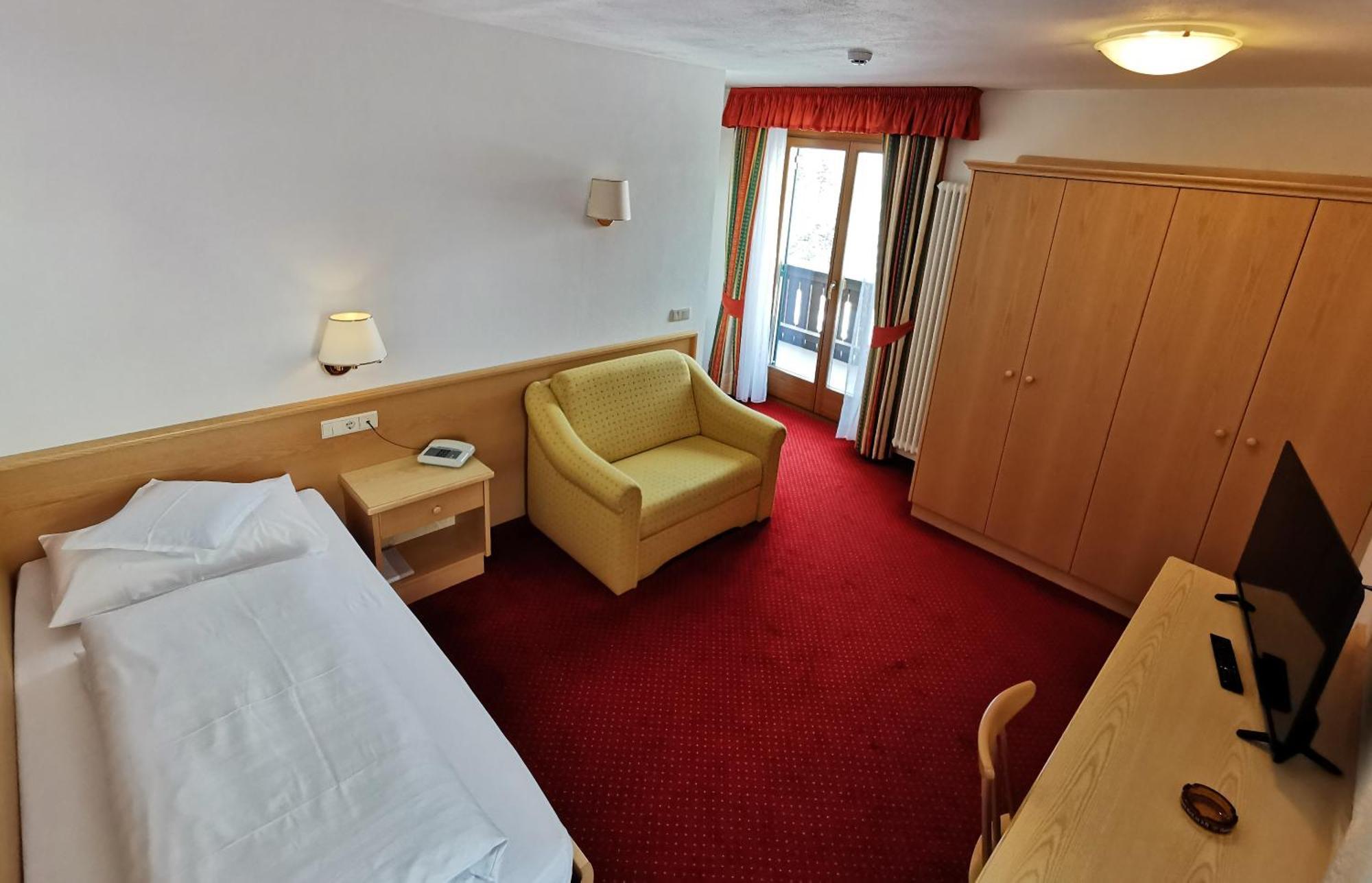 קורברה אין בדיה Hotel La Plaza מראה חיצוני תמונה
