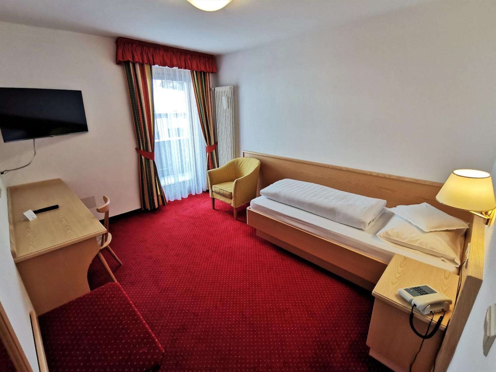 קורברה אין בדיה Hotel La Plaza מראה חיצוני תמונה