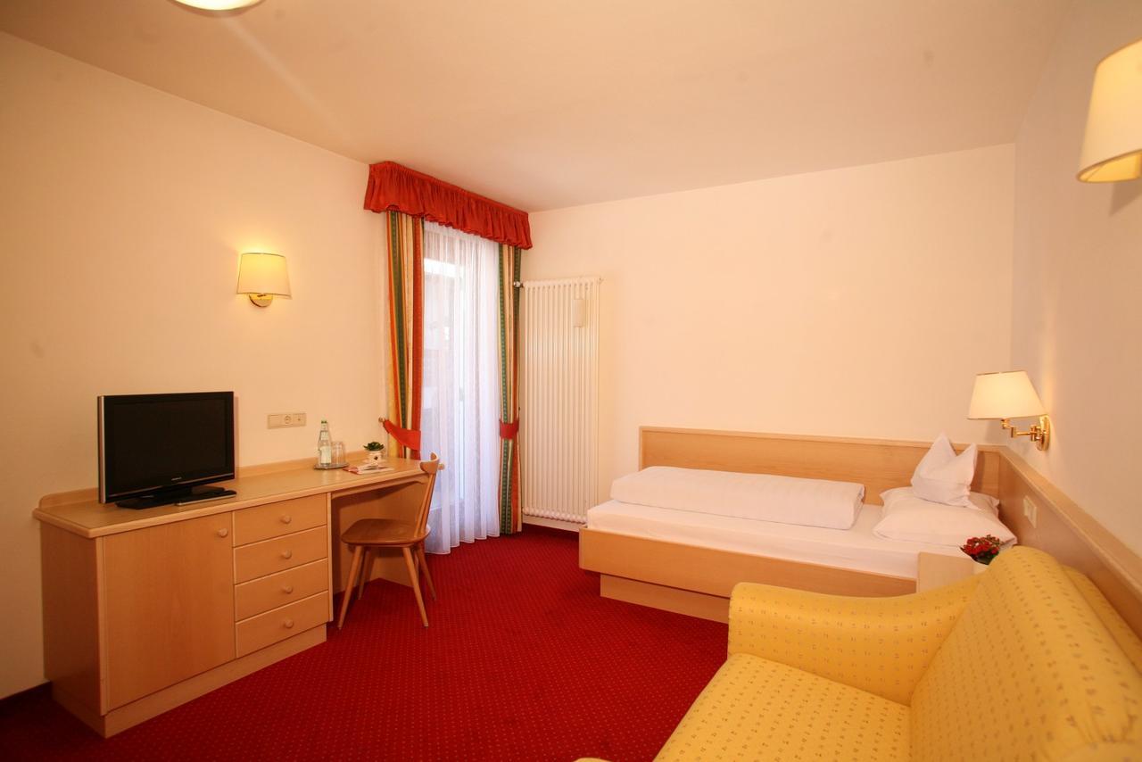 קורברה אין בדיה Hotel La Plaza מראה חיצוני תמונה